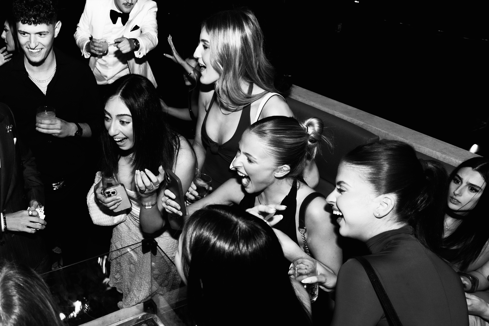 Guests reacting to close-up magic by Lucas Kogaki